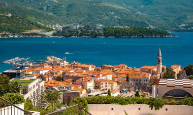 Budva 'nın eski bir kasabasında güzel bir yaz günü, Karadağ. Yüksek kalite fotoğraf