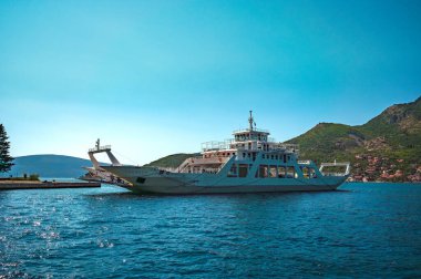 Tivat, Karadağ - 6 Eylül 2023: Karadağ 'ın Kotor Körfezi' ndeki Lepetane-Kamenari arasında feribot ve turistler. Yüksek kalite fotoğraf