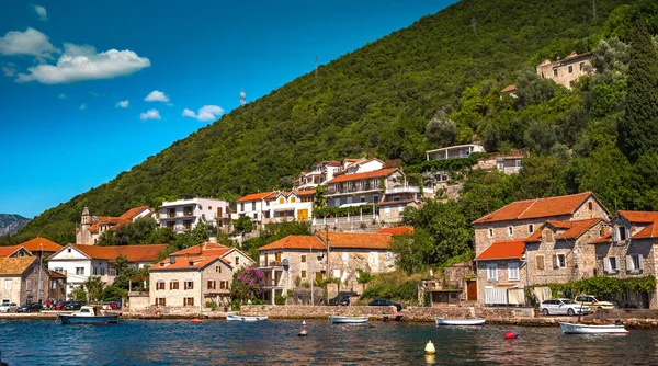 Karadağ 'ın tarihi Lepetane kasabasının liman manzarası. Yüksek kalite fotoğraf