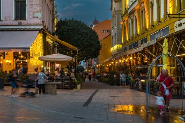 PECS, HUNGARY - 17 AĞUSTOS 2022: Main Square - Szechenyi - Avrupa Kültür Başkenti. Yürüyen yayalar, turistler, kaliteli fotoğraflar.