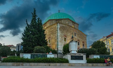 PECS, HUNGARY - 17 AĞUSTOS 2022: Main Square - Szechenyi - Avrupa Kültür Başkenti. Yürüyen yayalar, turistler, kaliteli fotoğraflar.