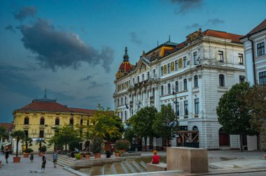 PECS, HUNGARY - 17 AĞUSTOS 2022: Main Square - Szechenyi - Avrupa Kültür Başkenti. Yürüyen yayalar, turistler, kaliteli fotoğraflar.