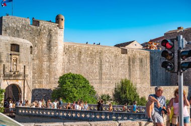 Dubrovnik, CROATIA - EPTEMBER 6 2023: Fort Lovrijenac 'ın giriş kapısında yürüyen bir grup turist. Yüksek kalite fotoğraf