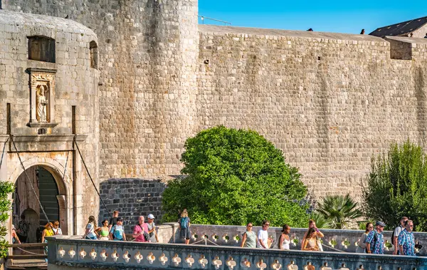 Dubrovnik, CROATIA - EPTEMBER 6 2023: Fort Lovrijenac 'ın giriş kapısında yürüyen bir grup turist. Yüksek kalite fotoğraf