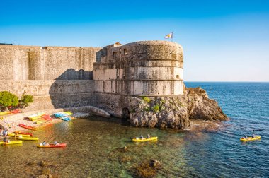 Kaleler arasında küçük, kayalık bir körfez, yakınlardaki barlarla kano turları için popüler bir kalkış noktası..