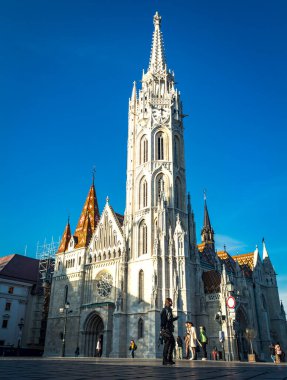 Macaristan 'ın Budapeşte kentindeki Aziz Matthias Kilisesi' nde gün batımında yürüyen insanlarla birlikte. Yüksek kalite fotoğraf