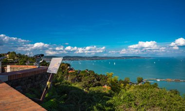 Macaristan 'daki Tihany Manastırı' ndan yelkenli tekneleriyle Balaton Gölü panoramik manzarası. Yüksek kalite fotoğraf