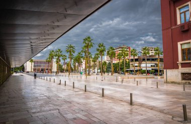 Arnavutluk 'un Durres kentindeki ana Sheshi Liria meydanı. Yüksek kalite fotoğraf