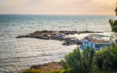 Arnavutluk 'un Durres kentinde otellerle birlikte Currilave sahil şeridi. Yüksek kalite fotoğraf