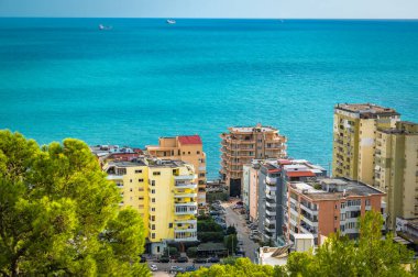 Adriyatik Denizi kıyısındaki Arnavutluk kıyı kenti Durres binalarının en üst görüntüsü. - Evet. Yüksek kalite fotoğraf