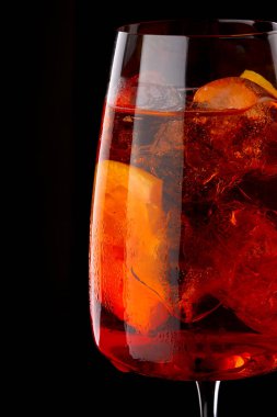 Bay cam köpüklü Aperol spreyli yaz kokteyli. Restoran menüleri için. Kapalı. Seçmeli odak