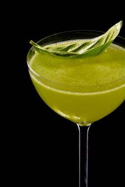 Siyah arka planda kokteyl bardaklarında Basil Gimlet kokteyli. Bir metin için alanı kopyala. Kapat Seçili odak