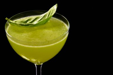 Siyah arka planda kokteyl bardaklarında Basil Gimlet kokteyli. Bir metin için alanı kopyala. Kapat Seçili odak