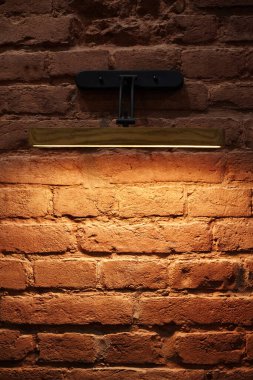 Vintage lambalı boş tuğla duvar. Arkaplan için boş alan