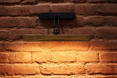 Vintage lambalı boş tuğla duvar. Arkaplan için boş alan