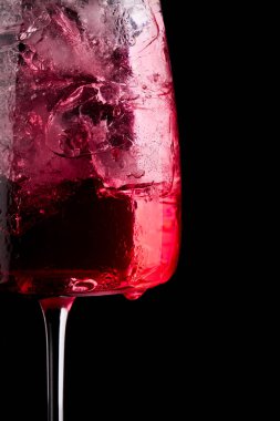 Amberli cin toniği. Siyah arka planda, Kokteyller. Yakın plan.