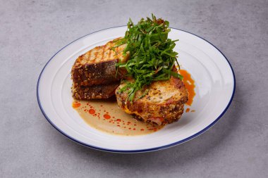 Patty sandviçi eritir. Erimiş peynirli kıymalı börek..