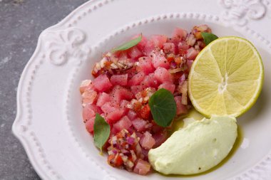 Limonlu somon katranı. Beyaz tabak. Koyu gri mermerde. Yaklaş..