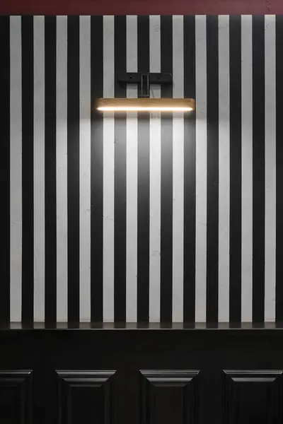 用现代灯具装饰着明亮的黑白墙壁 木制黑色墙角造型 带有复制空间的背景 图库图片