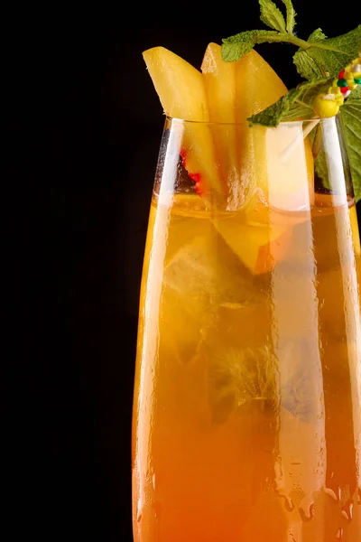 冰冻的桃子贝里尼鸡尾酒夏季饮用 黑色背景 有选择的焦点 图库照片