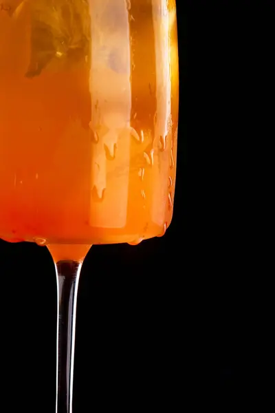冰冻的桃子贝里尼鸡尾酒夏季饮用 黑色背景 有选择的焦点 图库图片