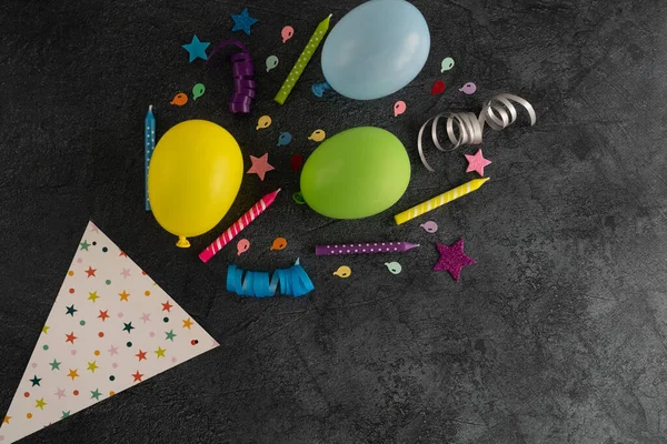 Ballons D'anniversaire De Dessin Animé. Ballon à Air Coloré, Décoration De  Fête Et Ballons à Hélium Volants Sur Ensemble D'illustration De Rubans