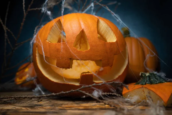 Halloween Snidade Pumpa Lykta Täckt Med Spindelnät Kreativa Pumpa Dekorera — Stockfoto