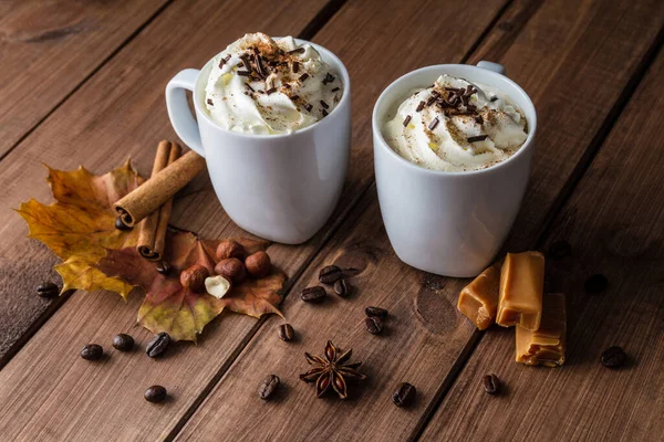 Dos Tazas Delicioso Café Con Crema Batida Chispas Chocolate Composición Imagen de stock