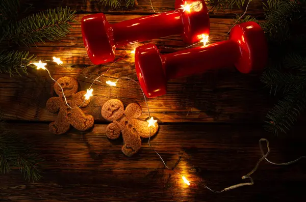 Mancuernas Rojas Galletas Jengibre Ramas Árboles Luces Cuerda Navidad Estilo Imagen de archivo