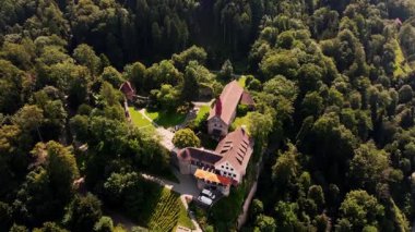 Avusturya 'daki Kale. Bregenz. Bu kalenin tepesinden güneşli bir günde Bodensee Gölü 'nün (Constance Gölü) güzel bir manzarası var. Burgrestaurant Gebhardsberg