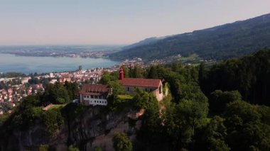 Avusturya 'daki Kale. Bregenz. Bu kalenin tepesinden güneşli bir günde Bodensee Gölü 'nün (Constance Gölü) güzel bir manzarası var. Burgrestaurant Gebhardsberg