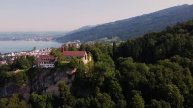 Avusturya 'daki Kale. Bregenz. Bu kalenin tepesinden güneşli bir günde Bodensee Gölü 'nün (Constance Gölü) güzel bir manzarası var. Burgrestaurant Gebhardsberg