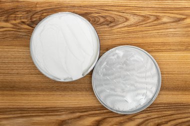 Ahşap bir arka planda izole edilmiş yüz kremi. Nemlendirici kozmetik ürünü olan kavanoz...