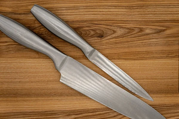 Два Ножа Лежат Деревянном Столе Большие Кухонные Ножи Вид Сверху — стоковое фото