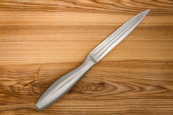 Velký Kuchyňský Nůž Ležící Řezací Desce — Stock fotografie