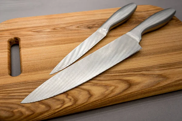 Sada Kuchyňských Nožů Řezací Deska Izolované Šedém Pozadí — Stock fotografie