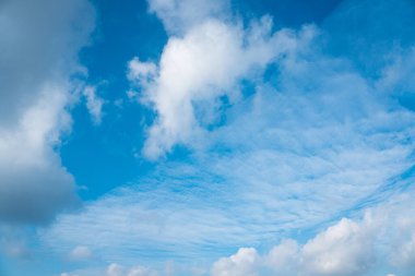 Bulutlu mavi gökyüzü.