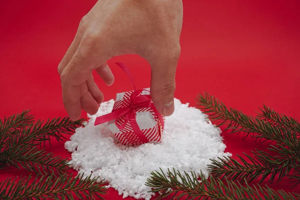 Kerstroze Witte Geschenkdoos Dennentakken Een Hand Die Een Geschenk Aanneemt — Stockfoto
