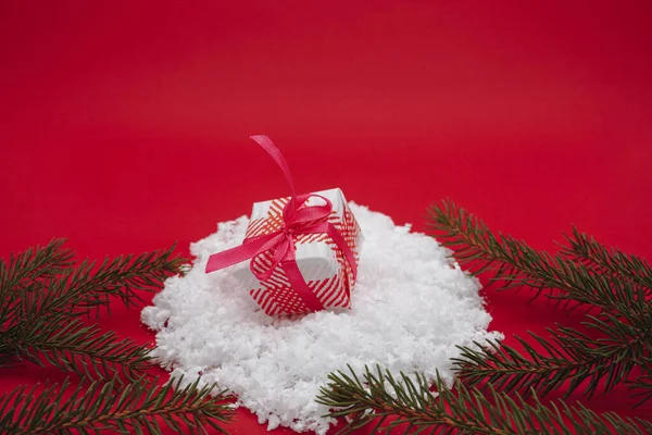 Kerstroze Witte Geschenkdoos Dennentakken Geïsoleerd Rode Achtergrond — Stockfoto