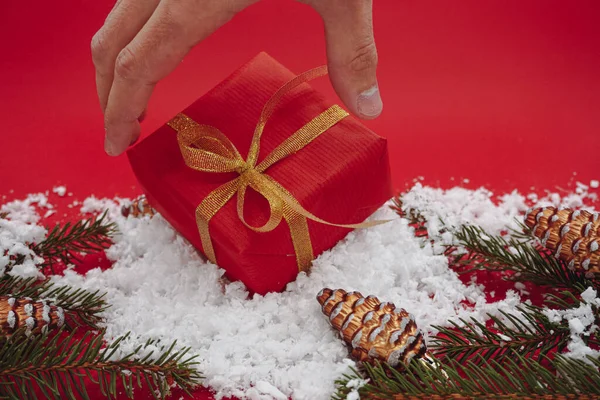 Kerst Grote Rode Geschenkdoos Dennentakken Bruine Kegels Een Hand Neemt — Stockfoto