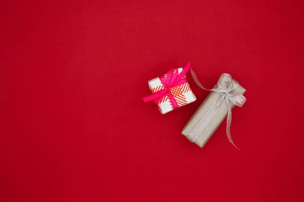 两个红色背景的小圣诞礼物 圣诞节和新年的概念 顶部视图 案文的位置 — 图库照片
