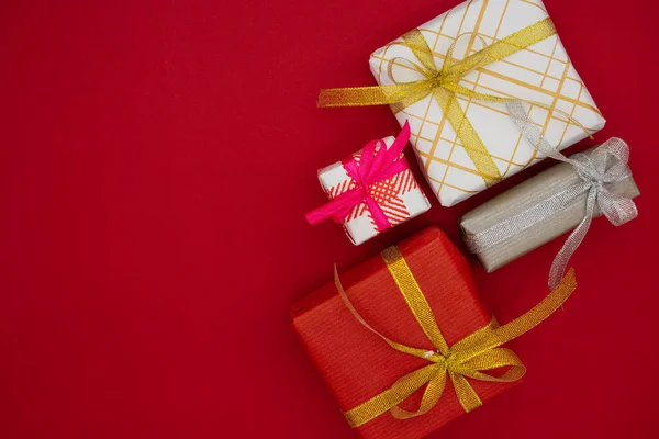 Τέσσερα Χριστουγεννιάτικα Κουτιά Δώρα Κόκκινο Φόντο Χριστούγεννα Και Νέο Έτος Εικόνα Αρχείου