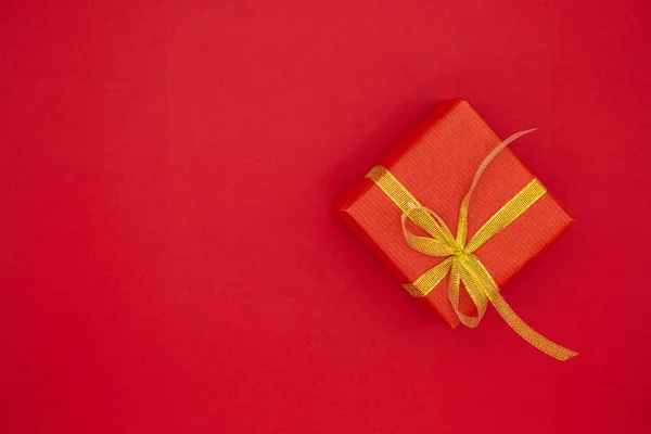 Red Gift Box Bow Red Background Top View Greeting Card — Stock Photo, Image