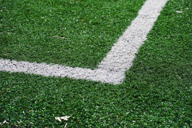Yeşil çimen futbol sahası. Bir futbol sahasının köşesine yakın..