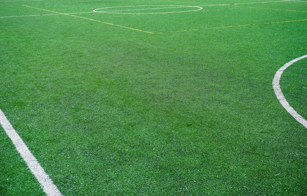 サッカー場だ 緑の合成芝のスポーツフィールド サッカー場のマーキング スポーティコンセプト — ストック写真