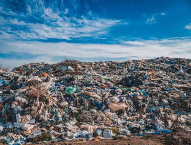 Çöp sahasında plastik hurda. Şehir çöplüğü.