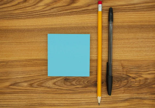青の空白の付箋 木製のテーブルの上 最上階だ 教育又は事業の概念 — ストック写真