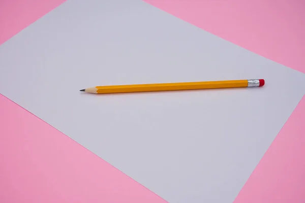 ピンクの背景に白い紙と黄色の鉛筆 — ストック写真