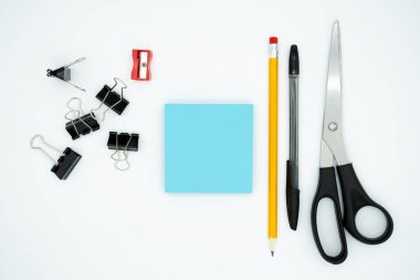 Kalem, kalem, kazıyıcı, ataç, makas ve beyaz arkaplandaki boş yapışkan notlar. Kırtasiye şablonu.