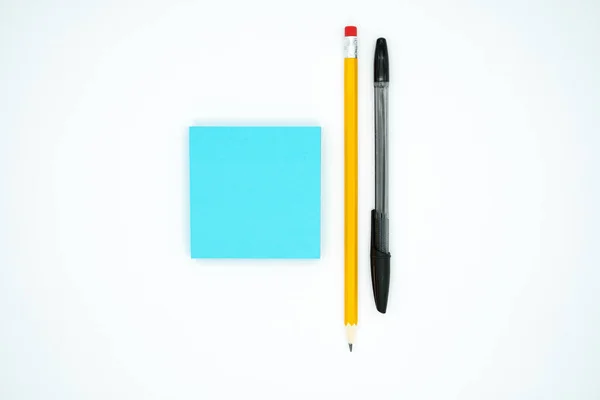 Lápis Caneta Azul Branco Notas Pegajosas Isolados Sobre Fundo Branco — Fotografia de Stock